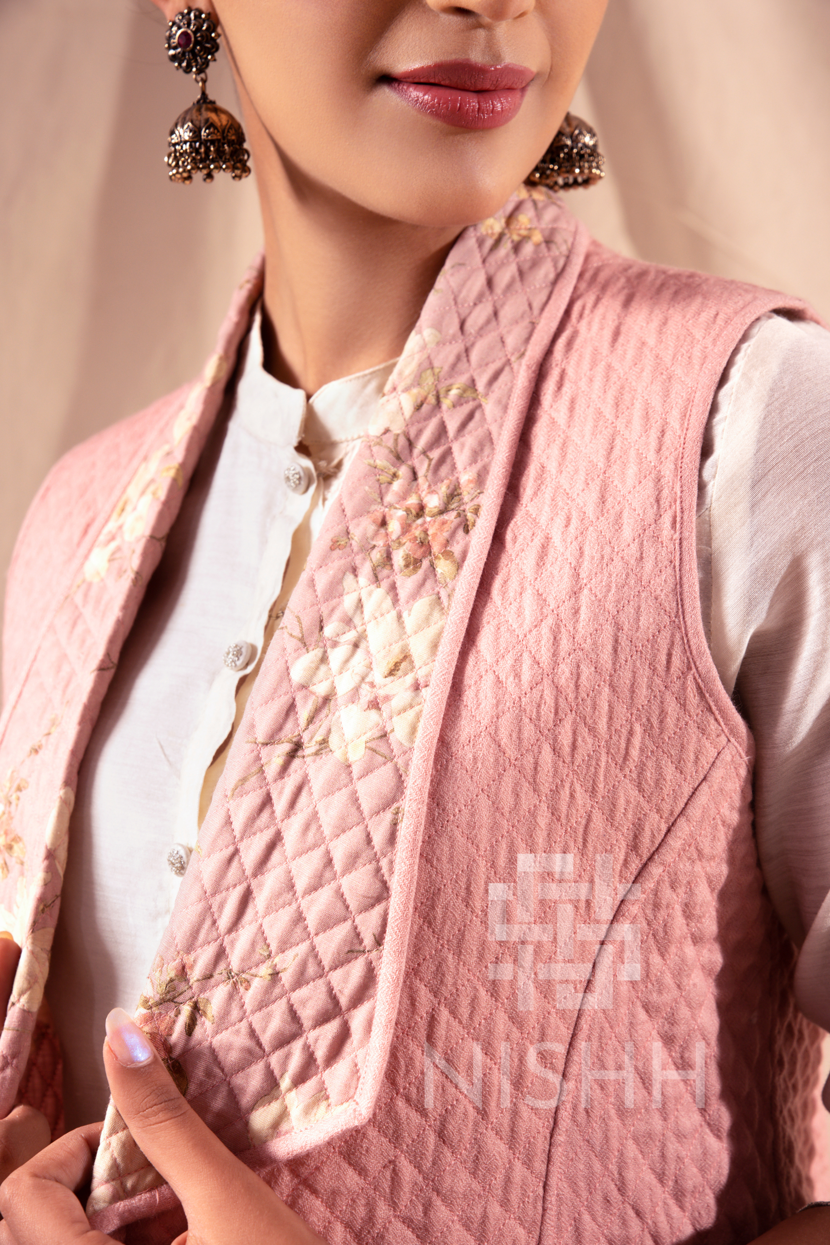 Pure silk quilted jacket baby pink – close-up quilting detail