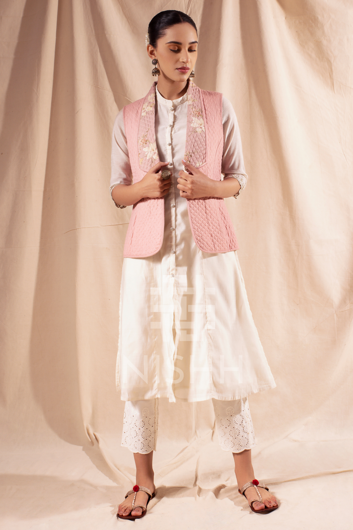 Women’s premium reversible jacket with 4 pockets – styling view"